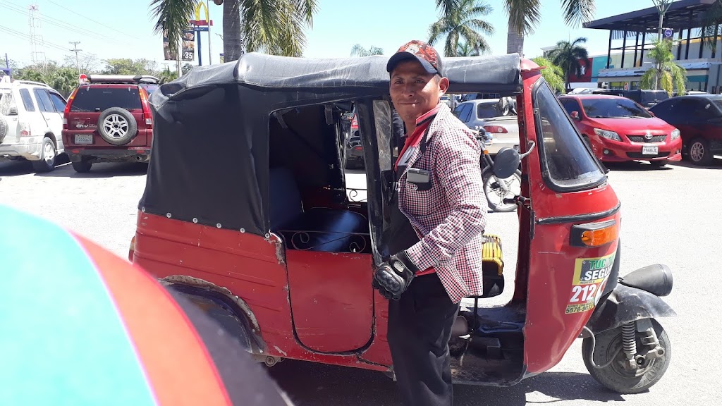 Flores na Guatemala - tuk tuk Fonte: Tamara Rumo ao Porto