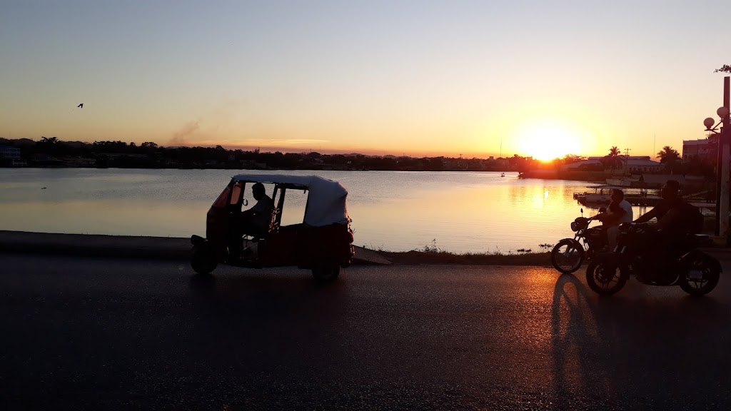 Pôr-do-sol e o tuk tuk em Flores na Guatemala Fonte: Tamara Rumo ao Porto
