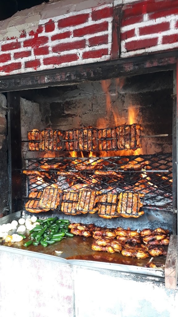 Palenque - pollo a la brasa Fonte: Tamara Rumo ao Porto