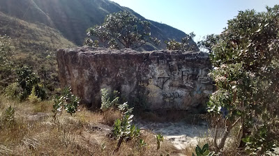 Serra de Ouro Branco - pedra quadrada